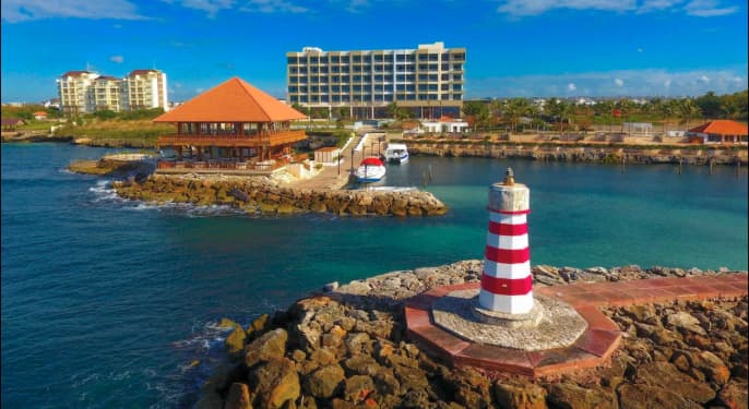 Desarrollo costero en La Romana con faro y edificios