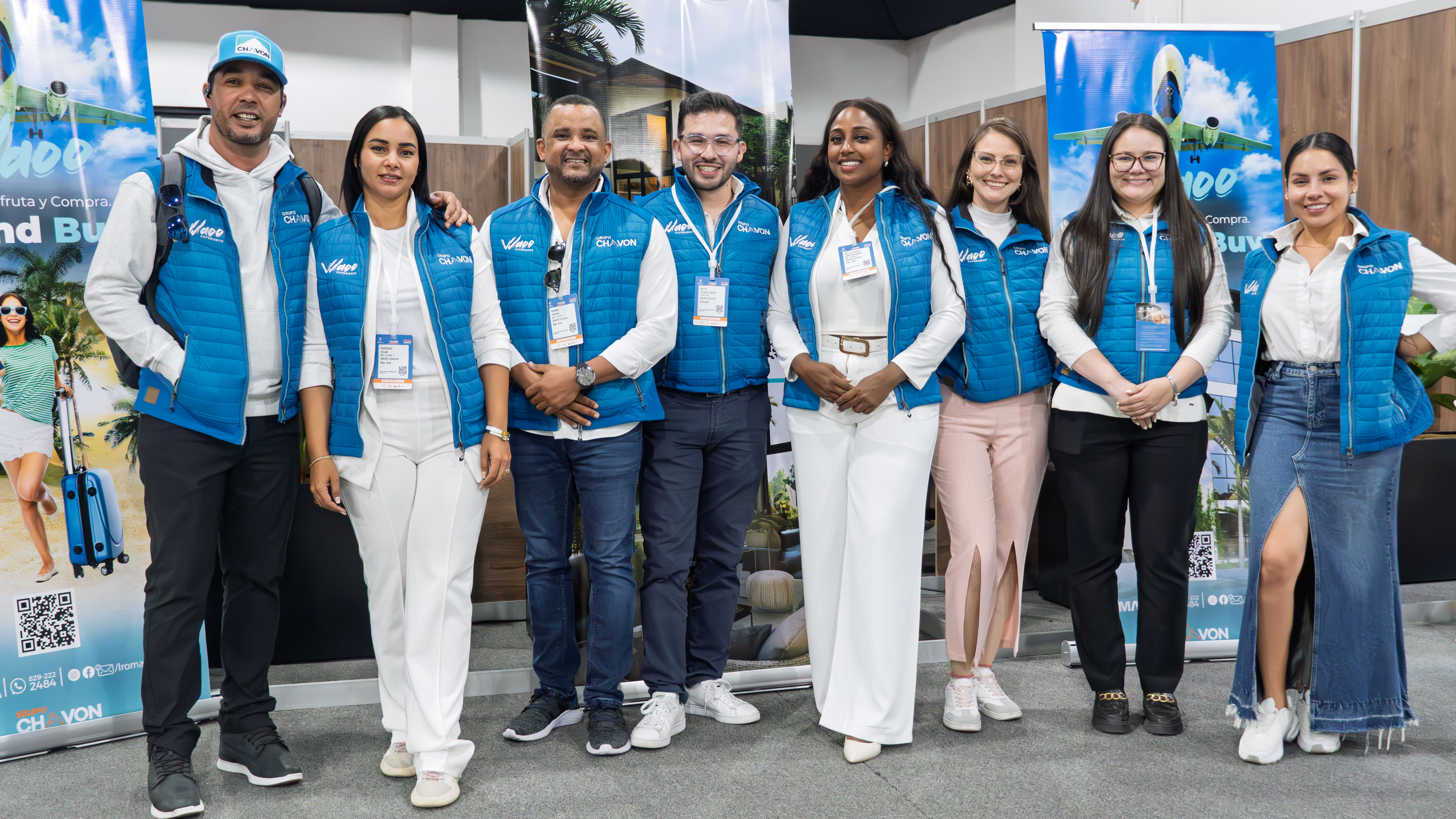 Equipo de Grupo Chavón vestidos de azul en imagen grupal