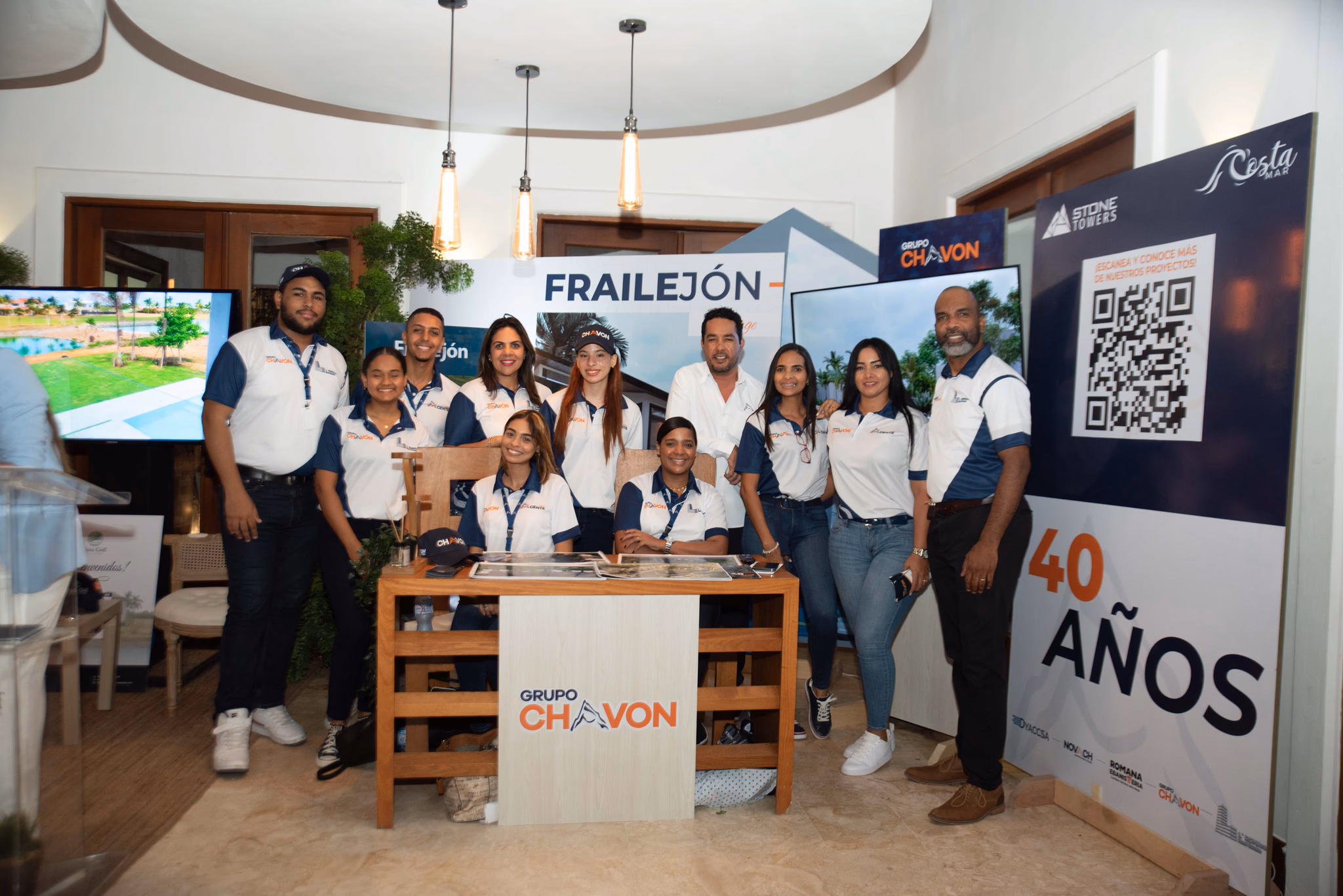 Equipo de Grupo Chavón en stand de exhibición mostrando 40 años de trayectoria