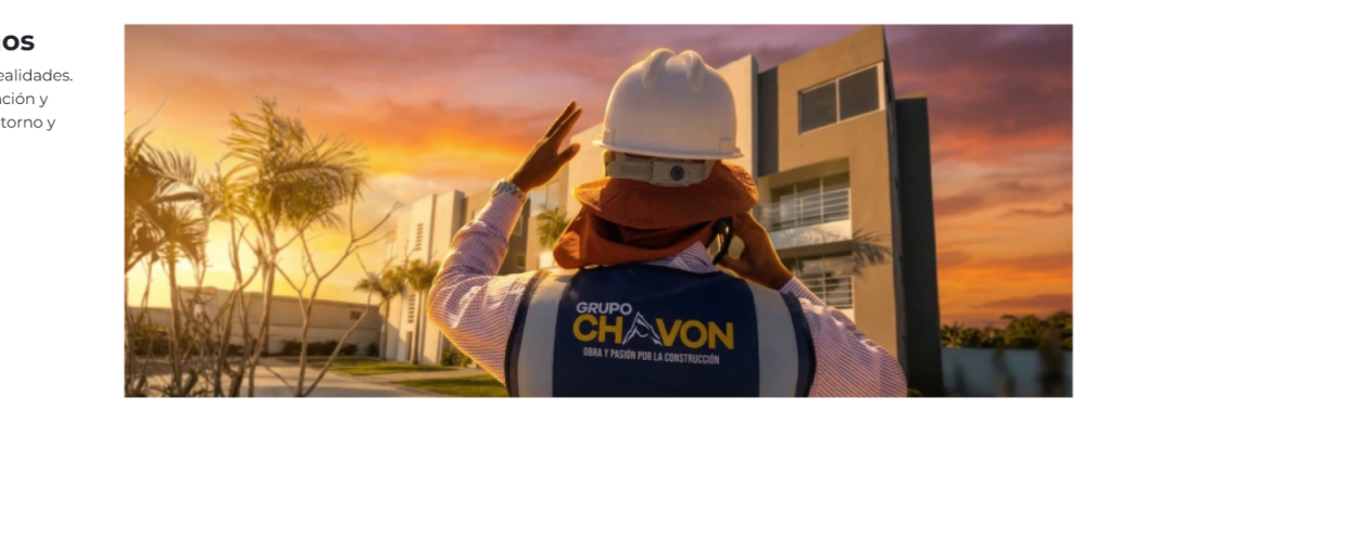 Ingeniero de Grupo Chavón supervisando obra al atardecer